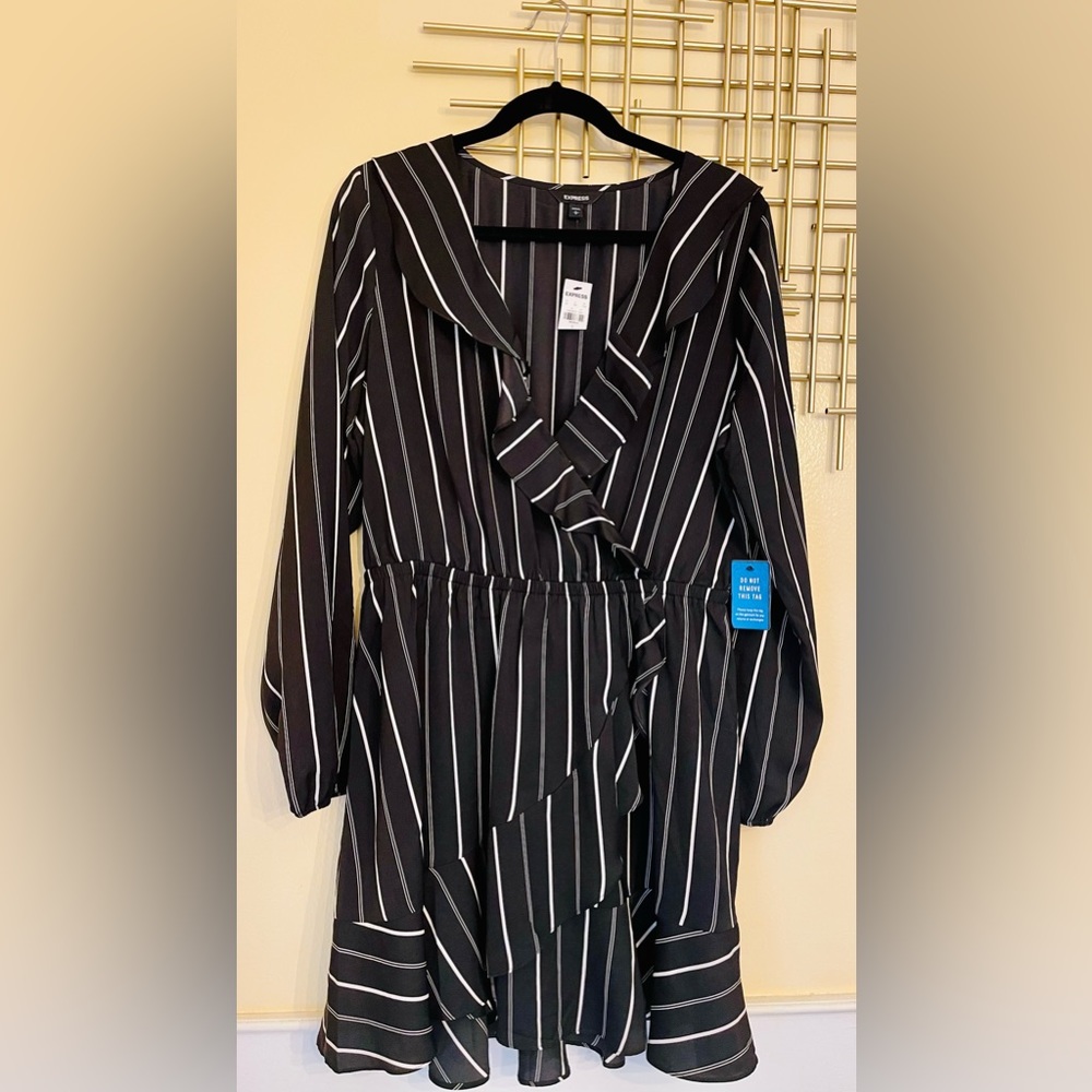 Express V-neck black and white striped long sleeve dress. - Picture 3 of 6